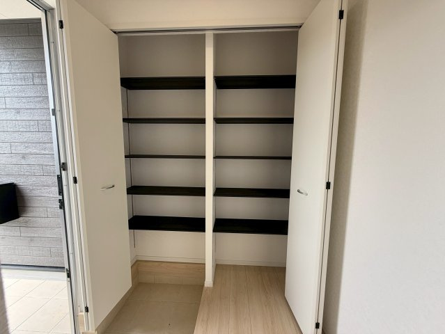 クレイドルガーデン糸満市南波平 第２・３号棟の収納|玄関には可動式棚付きで収納力抜群の天井高シューズクローゼット