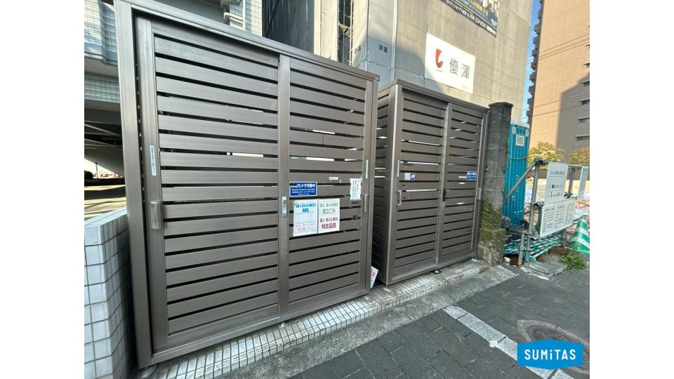 マンションには専用のごみ捨て場があります。いつ捨てれるか等記載もあり、忘れがちなごみ捨て日の間違いもなくなりますね。