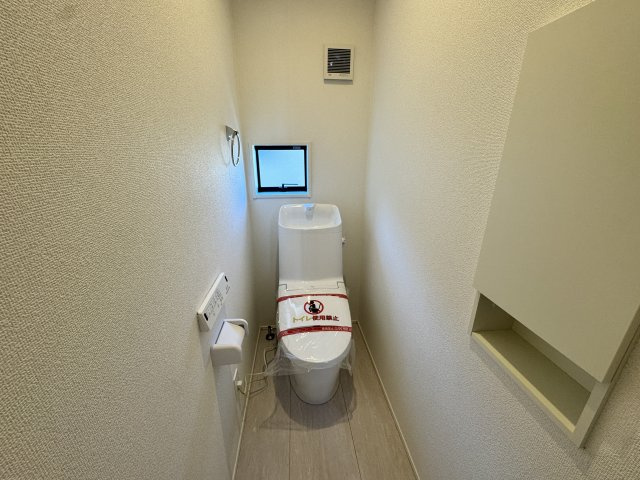グラファーレ渋川市金井　２号棟（平屋）のトイレ|トイレ１です。清潔感のある白を基調としています。
温水洗浄・便座暖房機能の付いた快適なトイレです☆