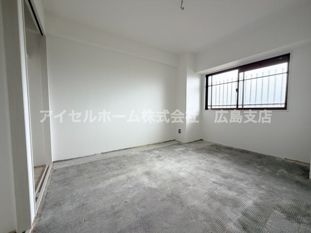 【洋室】 | 【新規上級リフォーム】チュリス上安駅前 | （リフォーム中）6.0帖のメインベッドルーム。