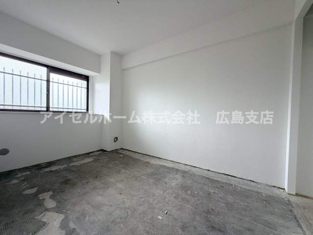 【洋室】 | 【新規上級リフォーム】チュリス上安駅前 | （リフォーム中）5.6帖のベッドルーム。
