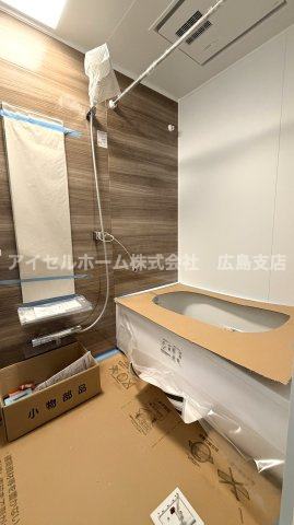 【浴室】 | 【新規上級リフォーム】チュリス上安駅前 | リフォーム中（ほぼ設置は完了しています）TOTO社製 RWシリーズ：カラリ床、コンフォートウェーブシャワー、ゆるリラ浴槽などを備えています。浴室換気乾燥機を新たに設置し、清潔感抜群のバスルームです。