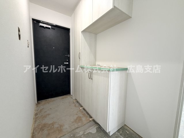 【玄関】 | 【新規上級リフォーム】チュリス上安駅前 | （リフォーム中）大型のシューズクローゼットの設置が完了しました！