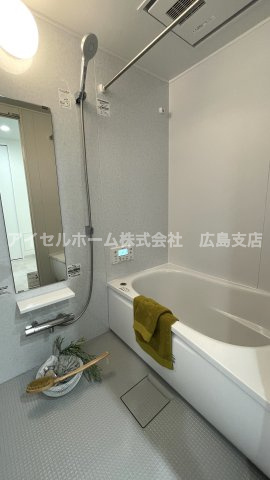 【浴室】 | 【新規上級リフォーム】チュリス上安駅前 | 煌びやかで美しい暖房乾燥機付きのバスルーム。雨の日に洗濯物と同時に浴室内を乾燥しカビの抑制と暖房機能で入浴前時のヒートショックを抑制します。奥行きは長く足を楽に延ばせます。