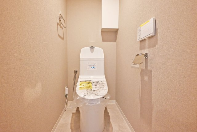 カーサ東園田のトイレ|シンプルで清潔感のあるトイレ空間は、限られたスペースながらも使いやすさに配慮されており、毎日気持ちよくお使いいただけます。