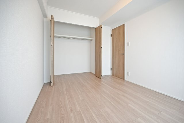 カーサ東園田の洋室|-洋室5.9帖-
フローリング、クロス貼替済で綺麗なお部屋です。
各部屋クローゼット付。増えがちな季節の衣類や本、趣味の道具なども収納可能。