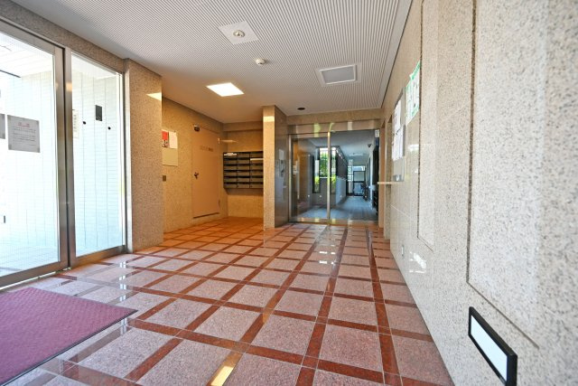 カーサ東園田のエントランス|マンションを印象付ける大切な場所のエントランスは、明るく・清潔感が溢れ広々としています。
