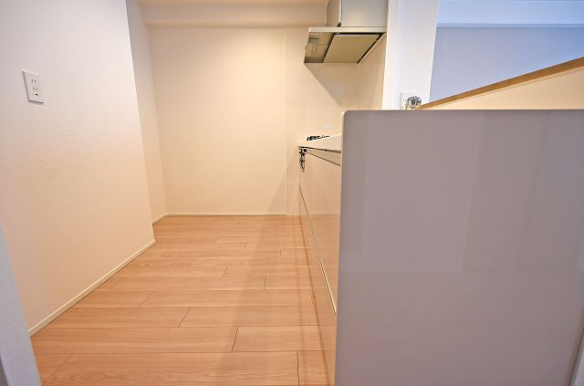 カーサ東園田のキッチン|作業スペースにゆとりがあり、毎日の家事もスムーズにこなせるキッチン。収納もしっかり備わった使い勝手の良い空間です。