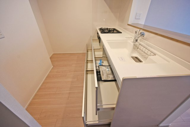 カーサ東園田のキッチン|天板とワークトップ下の収納は満足のいくスペースが備わっています。
大きな鍋などもゆったりと収納いただけます◎
