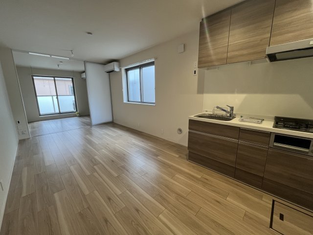 【居間・リビング】 | MAISON HIRO | 縦長の設計で奥行きを感じられるリビング