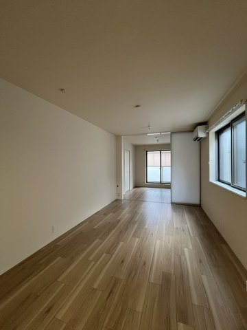 【居間・リビング】 | MAISON HIRO | 同物件別部屋参考写真　しっかりと採光があり明るい雰囲気です