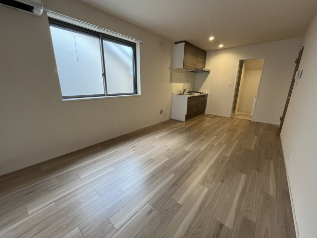 【居間・リビング】 | MAISON HIRO | 同物件別部屋参考写真　キッチン奥の扉の向こうに洗面所があります
