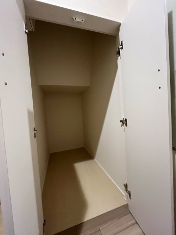 【収納】 | MAISON HIRO | 同物件別部屋参考写真　階段下には大型の収納あり！
