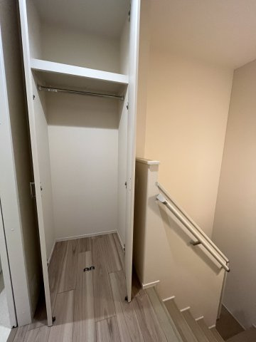 【内装】 | MAISON HIRO | 同物件別部屋参考写真　階段上にも！とにかく収納豊富なお部屋♪