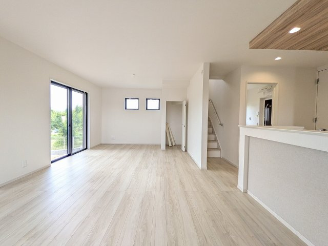八王子市　小比企町　新築一戸建て　１期の居間・リビング|～20.0帖の明るく開放感のあるLDK、家族団欒の時間をお過ごしいただけます～