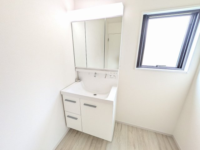八王子市　小比企町　新築一戸建て　１期の独立洗面台|～３面鏡付きの独立洗面台　細々している物をスッキリ収納出来ます～