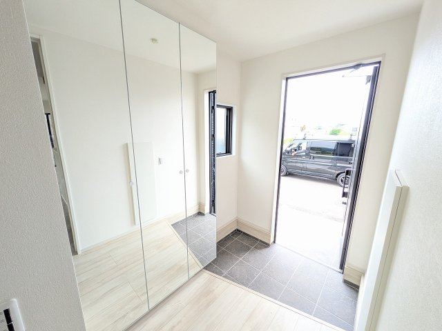 八王子市　小比企町　新築一戸建て　１期の玄関|～全面ミラータイプのシューズボックスで、より広く感じる玄関～