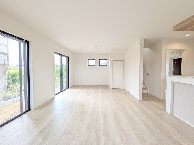 八王子市　小比企町　新築一戸建て　１期の居間・リビング|～20.0帖の明るく開放感のあるLDK、家族団欒の時間をお過ごしいただけます～