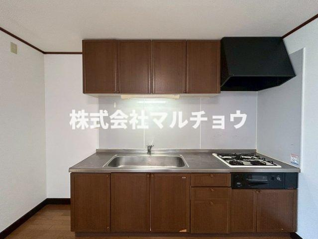高瀬川ハイツAのキッチン|コンパクトなキッチンで掃除もラクラク