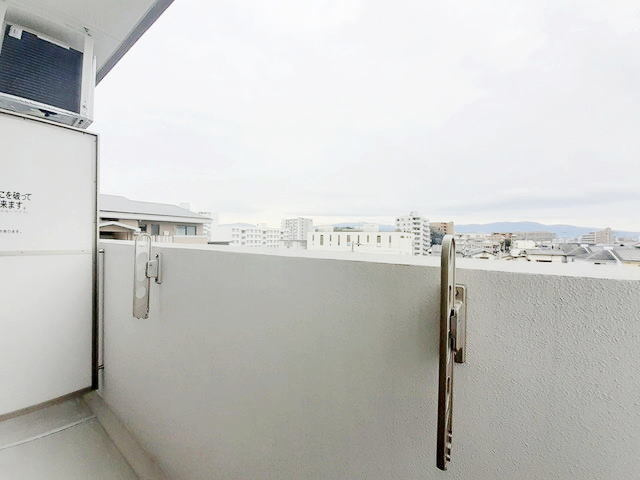 パルトネール板付のバルコニー|日当たりの良いバルコニーです！