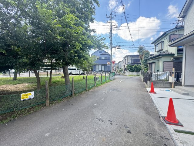 所沢市若狭3丁目・全2棟　新築一戸建　A号棟　～LDK17帖～の前面道路含む現地写真