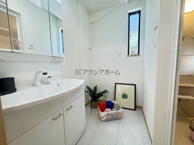 所沢市若狭3丁目・全2棟　新築一戸建　A号棟　～LDK17帖～の独立洗面台|シャンプードレッサー付洗面化粧台