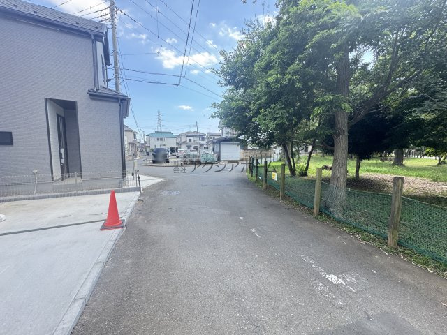 所沢市若狭3丁目・全2棟　新築一戸建　A号棟　～LDK17帖～の前面道路含む現地写真