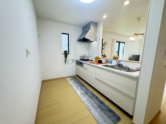 所沢市若狭3丁目・全2棟　新築一戸建　A号棟　～LDK17帖～のキッチン|リビングが見渡せる対面式キッチン