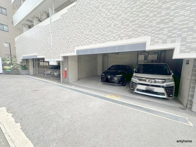 エスリード難波　仲介手数料無料の駐車場