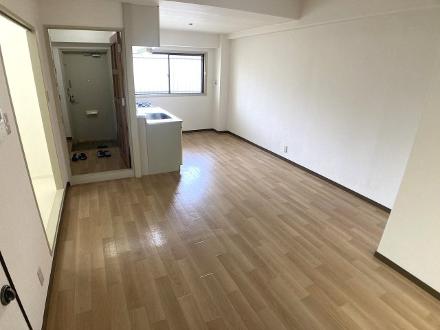 ロイヤルコート山の街の内装|風通しも良好な綺麗なリビング
