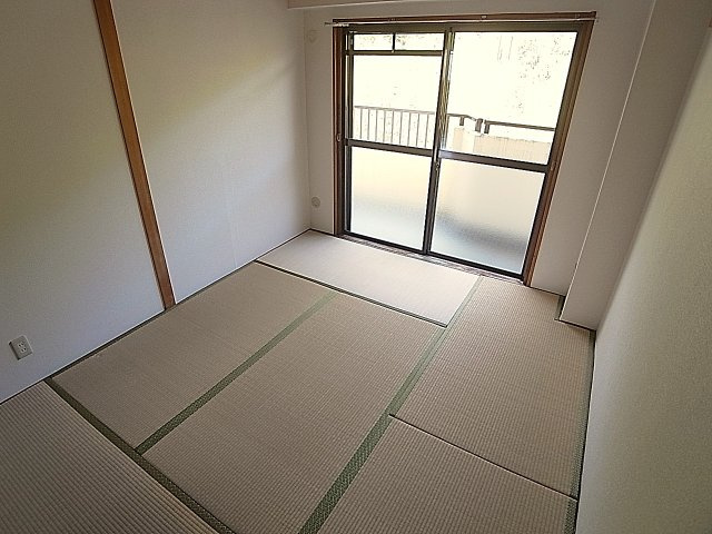 ロイヤルコート山の街の和室|どちらもバルコニーに面して明るいです