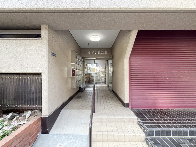 【エントランス】 | ドルメン五反田 | オートロックを備えた、マンションのエントランス。やはりセキュリティの観点は欠かすことができません。皆様を“安全”に送り出し、出迎えてくれます。～即日のご見学可能～　お問合せはお気軽にどうぞ。