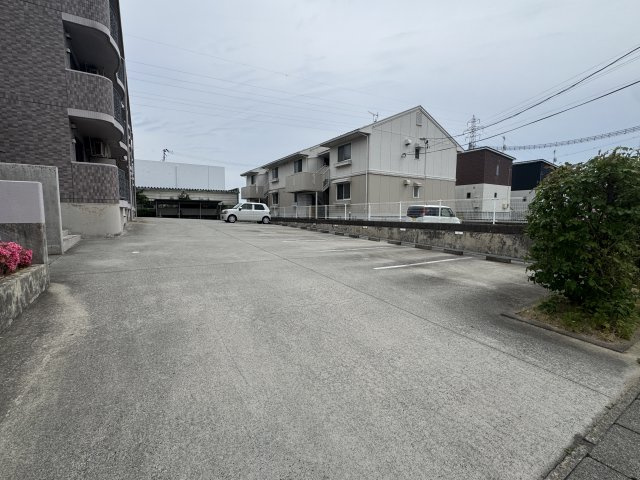 想定年間賃料1,185.4万　想定利回り6.97％　RCの駐車場