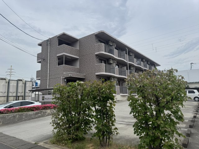 想定年間賃料1,185.4万　想定利回り6.97％　RCの外観