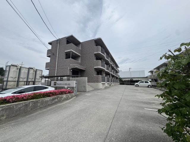 想定年間賃料1,185.4万　想定利回り6.97％　RCの外観