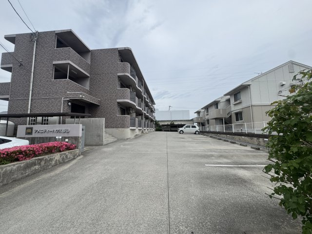 想定年間賃料1,185.4万　想定利回り6.97％　RCの外観