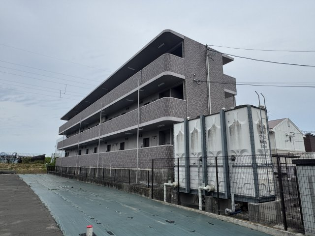 想定年間賃料1,185.4万　想定利回り6.97％　RCの外観