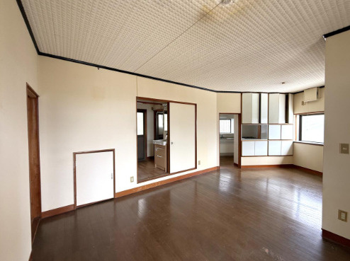 【全居室6帖以上】高知市中万々　中古一戸建ての居間・リビング|家具の配置がしやすい、レイアウト自在な空間。