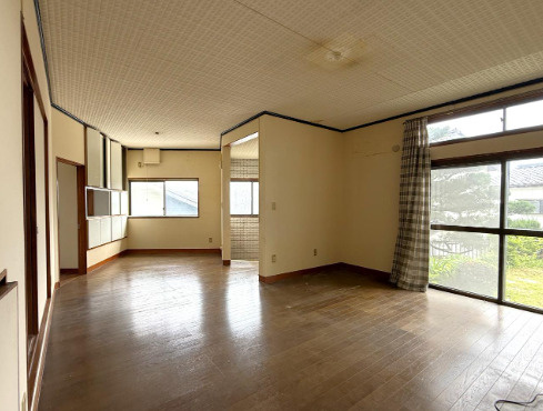 【全居室6帖以上】高知市中万々　中古一戸建ての居間・リビング|家族が集う約18帖超の広々としたLDK。