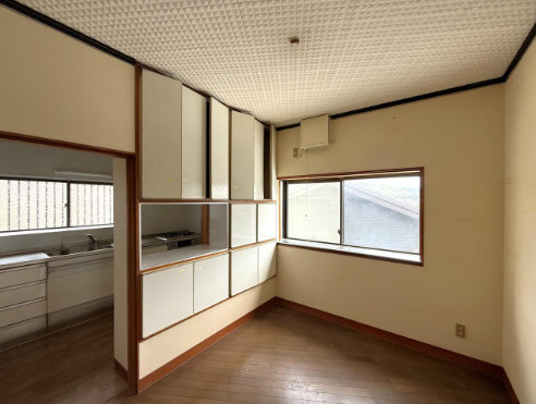 【全居室6帖以上】高知市中万々　中古一戸建てのキッチン|作業スペースを広く確保した使い勝手の良いキッチン。
