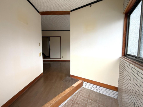 【全居室6帖以上】高知市中万々　中古一戸建ての玄関|奥行きを感じられる、すっきりとした廊下。