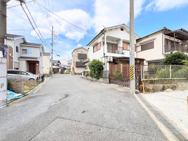 粟生外院2丁目の前面道路含む現地写真