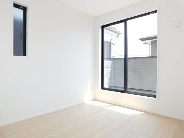 北名古屋市沖村岡西の新築一戸建の洋室|◇２階洋室◇　　南面を含む２面採光で明るい洋室５．０帖　全居室収納完備！　バルコニー付き♪