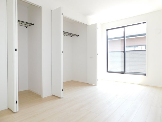 北名古屋市沖村岡西の新築一戸建の洋室|◇２階洋室◇　　南面を含む２面採光で明るい洋室７．５帖　全居室収納完備！　バルコニー付き♪