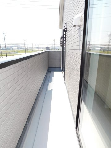 北名古屋市沖村岡西の新築一戸建のバルコニー|◇バルコニー◇　　南面で陽当たりのよいバルコニー♪　洋室２部屋から利用可能♪