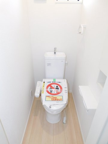 北名古屋市沖村岡西の新築一戸建のトイレ|◇トイレ◇　　１階・２階ウォシュレット・節水タイプ・収納完備