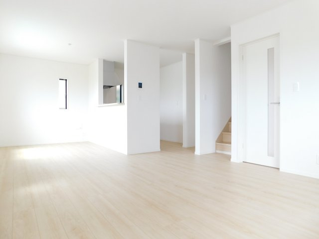 北名古屋市沖村岡西の新築一戸建の居間・リビング|◇リビング◇　　南面を含む３面採光で明るいリビング１８．２帖　会話が弾む対面キッチン♪