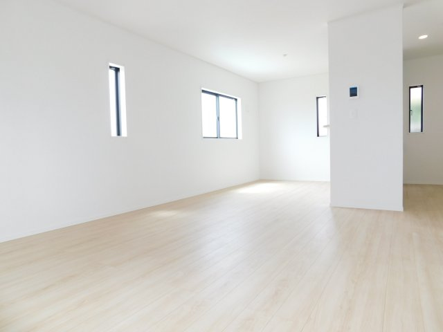 北名古屋市沖村岡西の新築一戸建の居間・リビング|◇リビング◇　　南面を含む３面採光で明るいリビング１８．２帖　家族のコミュニケーションが自然と増えるリビング階段♪