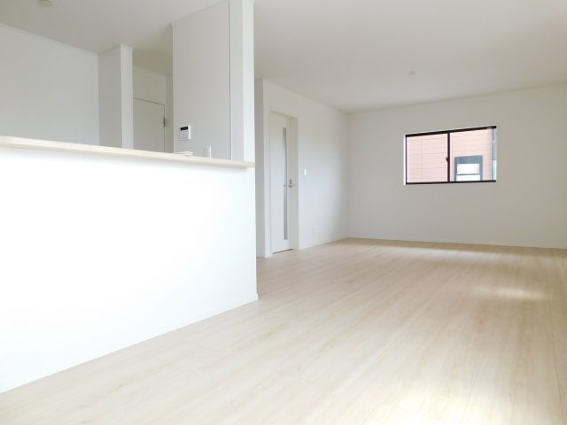 北名古屋市沖村岡西の新築一戸建の居間・リビング|◇リビング◇　　南面を含む３面採光で明るいリビング１８．２帖　インテリアが映えるワイドリビング♪