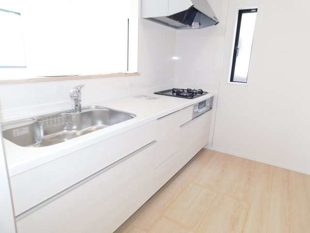 北名古屋市沖村岡西の新築一戸建のキッチン|◇キッチン◇　　人気の対面式・ＩＨクッキングヒーター・人造大理石トップシステムキッチン・浄水器一体型水栓・静音仕様シンク・前面コンセント完備・床下収納庫など